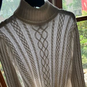 White turtle neck sweater